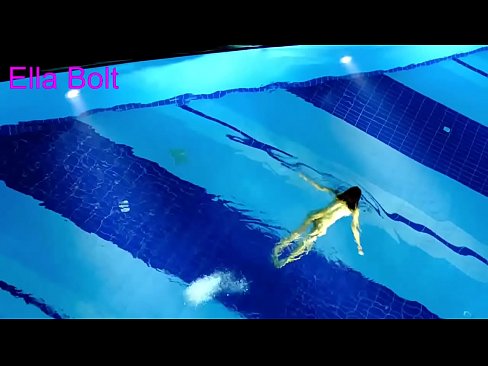 ❤️ Nu mă pot opri din privit, tânără blondă surprinsă înotând goală în piscina stațiunii ELLA BOLT ❤❌  at us ❌