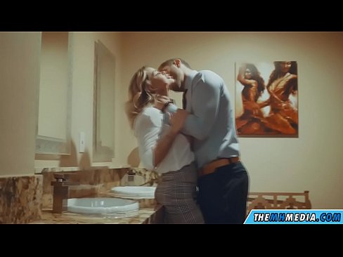 ❤️ Când o blondă cu sânii mari te seduce într-o toaletă publică ❤❌  at us ❌